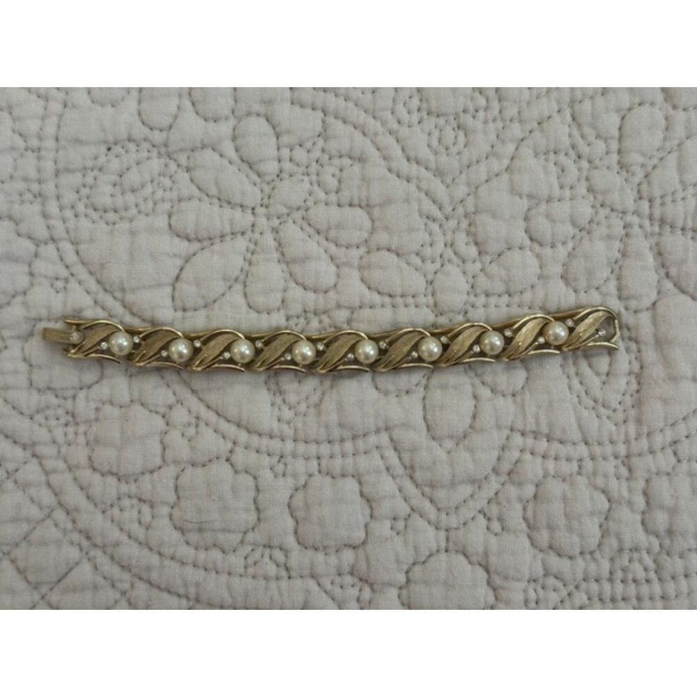 Vintage Trifari gold-tone pearl and rhinestone bracelet, 5.5'